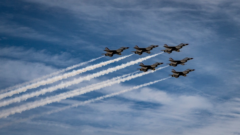 USAF Thunderbirds perform flyover at Daytona 500