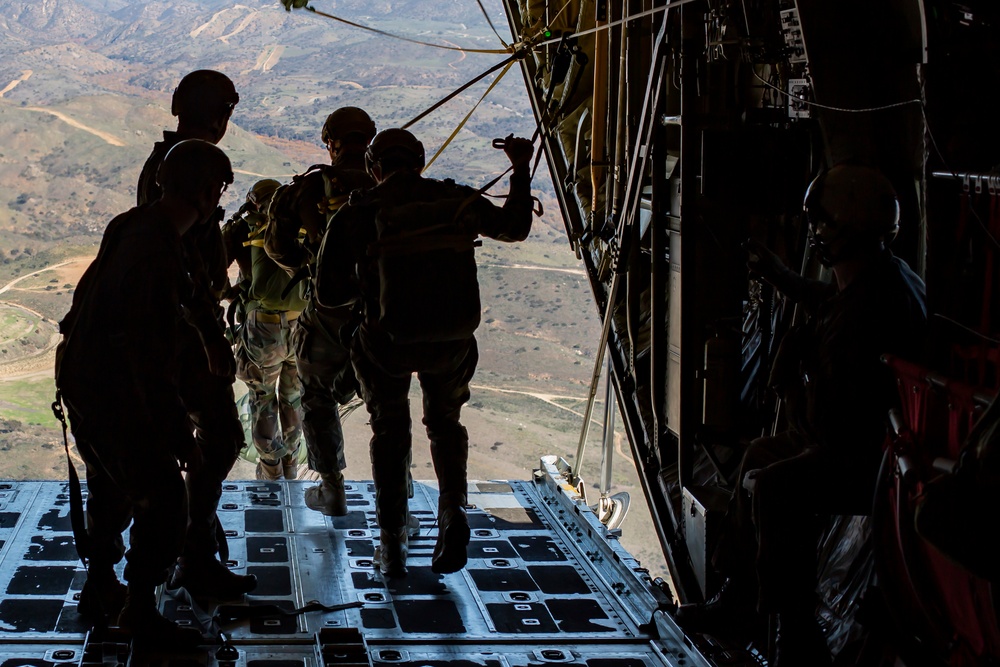 I believe I can fall; military free falling and low-level static line jump training