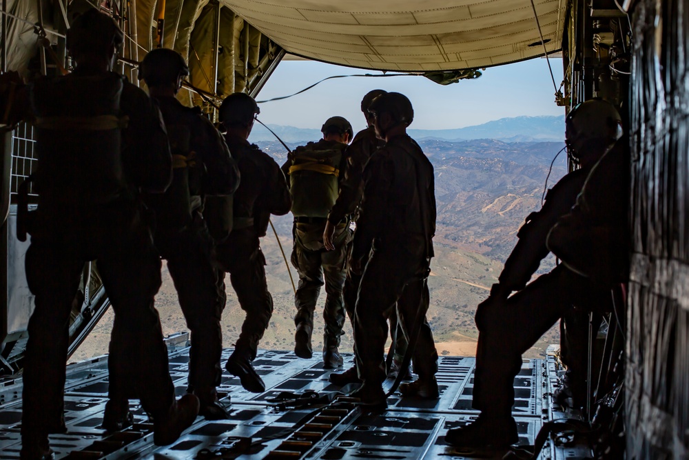 I believe I can fall; military free falling and low-level static line jump training