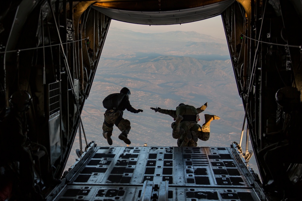 I believe I can fall; military free falling and low-level static line jump training