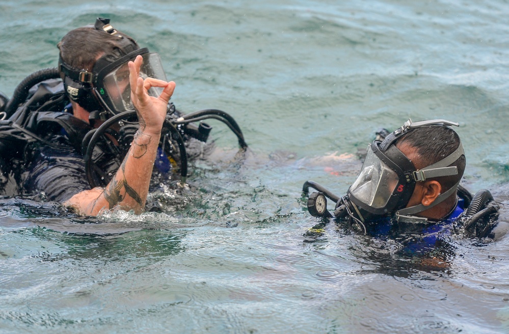 Divers with (MDSU) 1 conduct training exercise with Sri Lanka counterpart