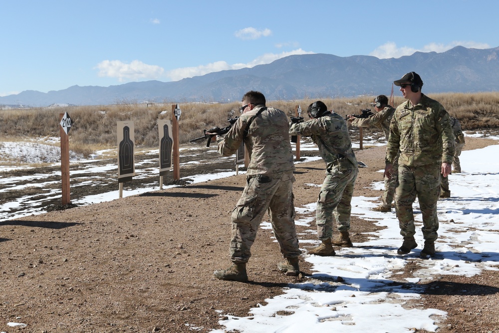 Soldiers learn advance marksmanship techniques from experts