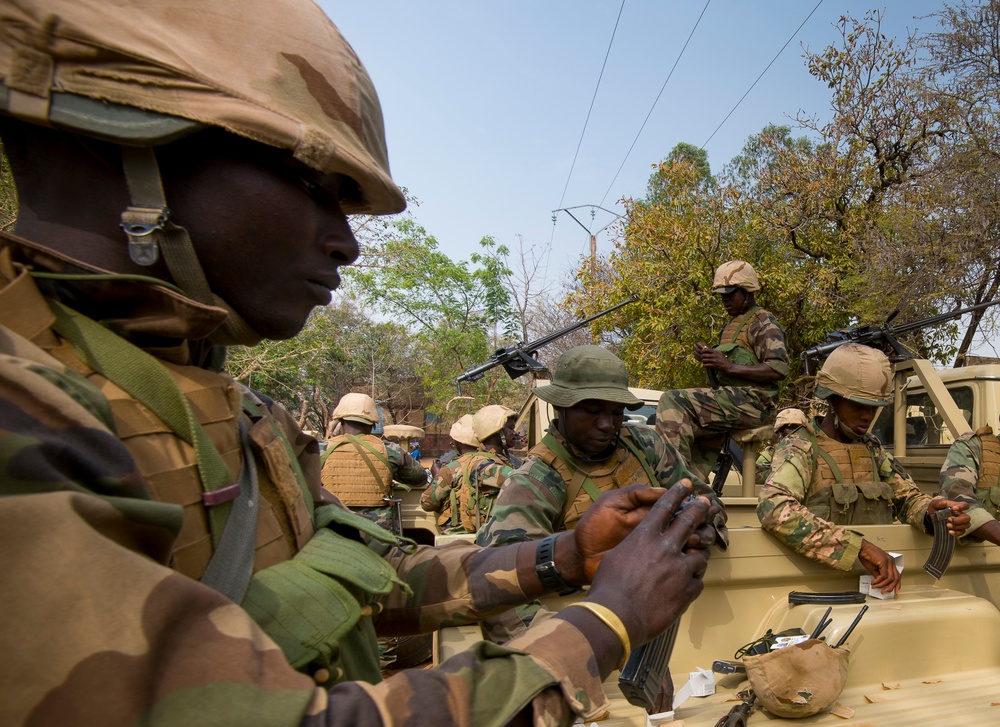 Nigerien soldiers loading their weapons