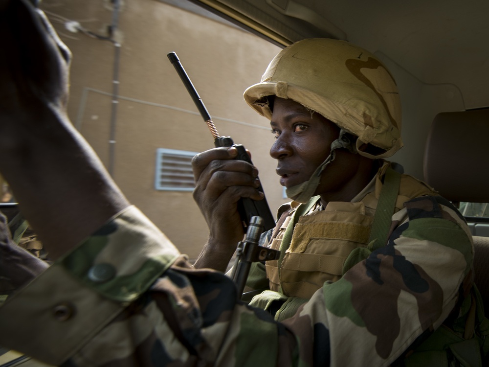 Nigerien commander completes a communications check