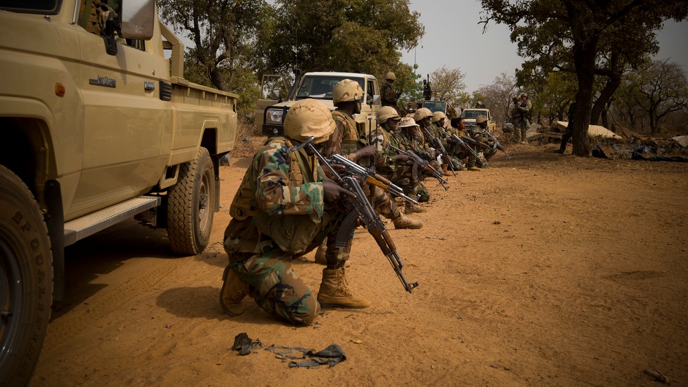 Nigerien soldiers wait for instructions