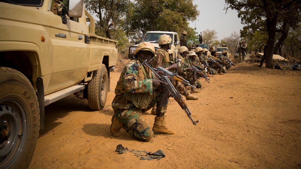 Nigerien soldiers wait for instructions