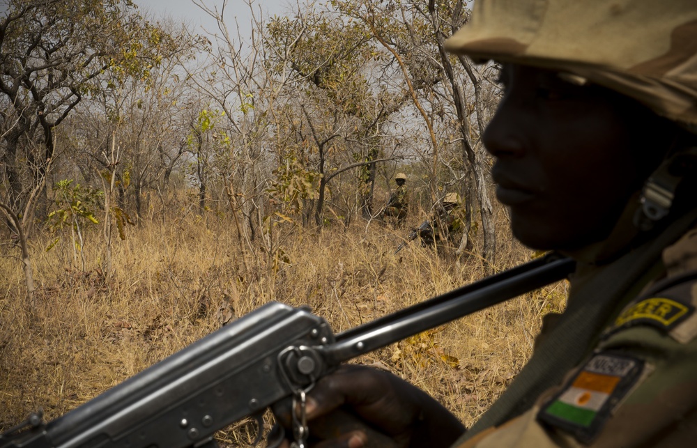 Nigerien soldiers move into position