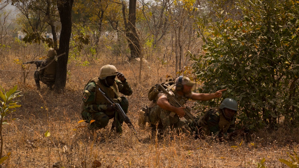 Belgian special operations soldier advises the Nigerien ground commander