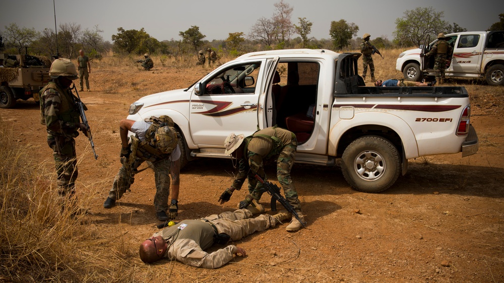 Nigerien and Belgian special operations soldiers collect evidence