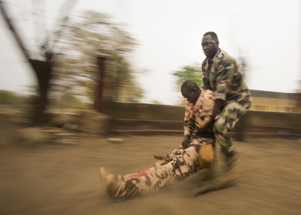 Nigerien soldier evacuates an injured soldier