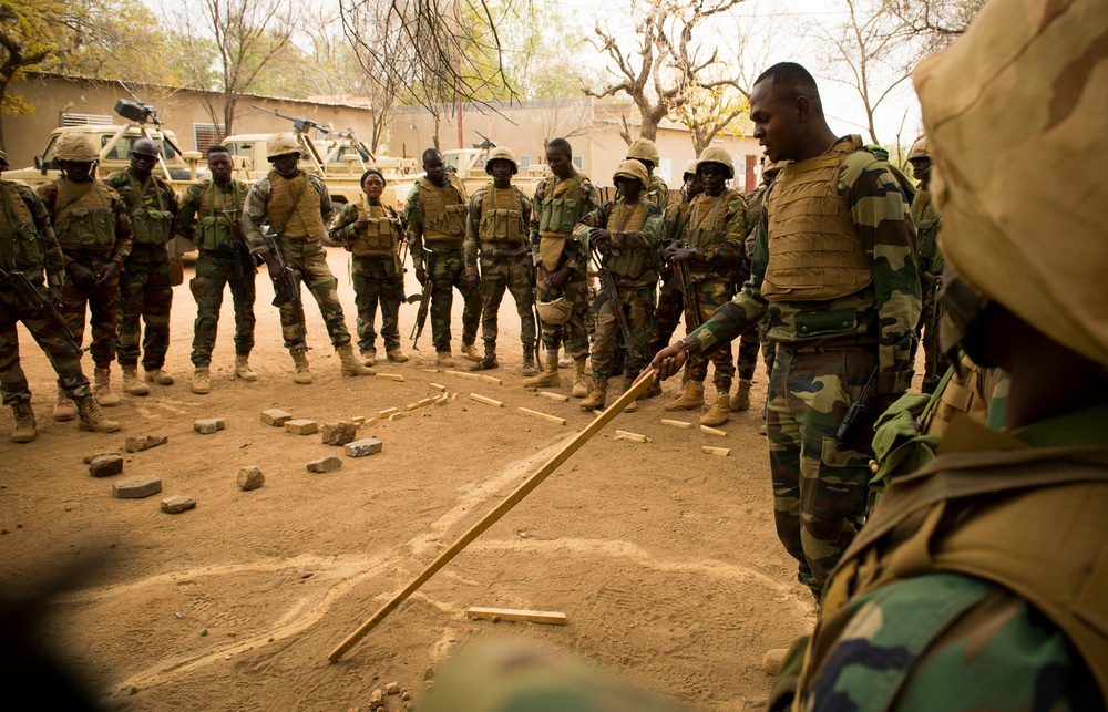 Nigerien commander completes after-action review