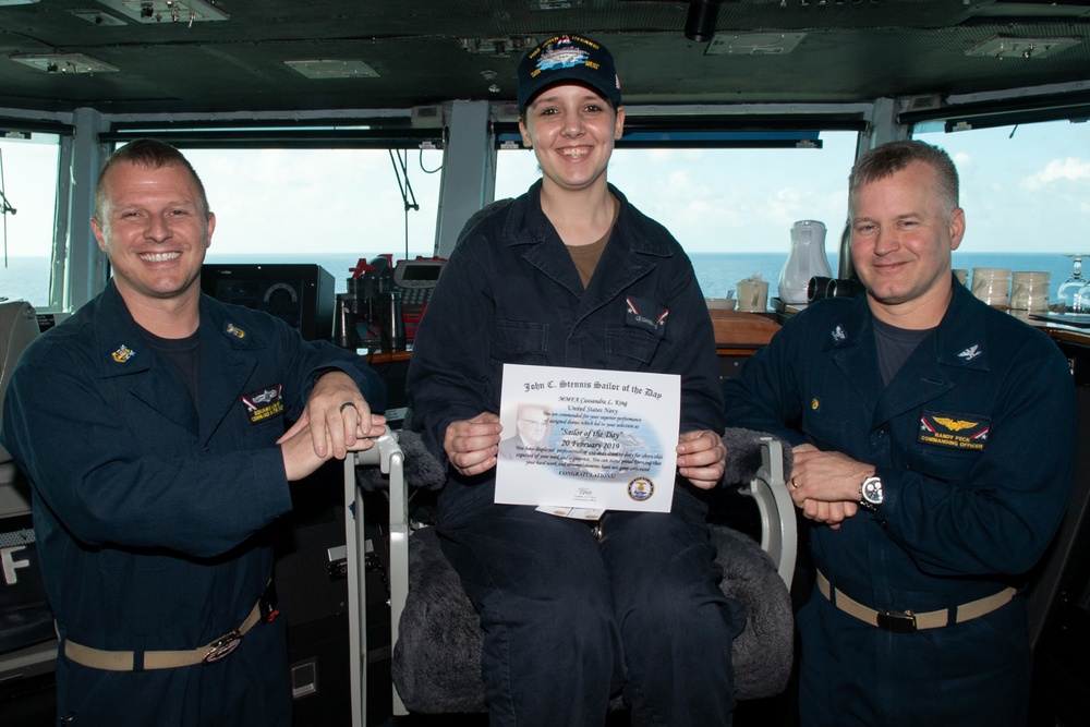 U.S. Sailor receives Sailor of the Day award