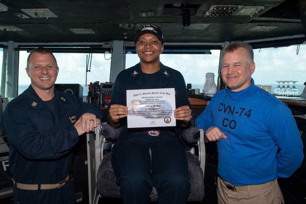 U.S. Sailor receives Sailor of the Day award