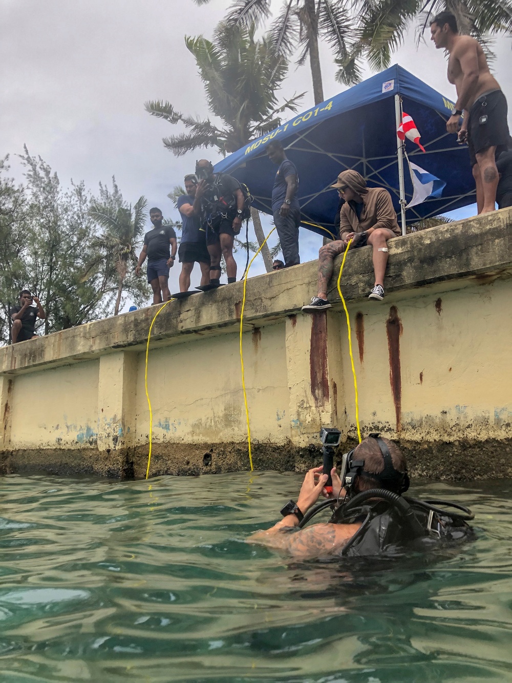 Divers with (MDSU) 1 conduct training exercise with Sri Lanka counterparts