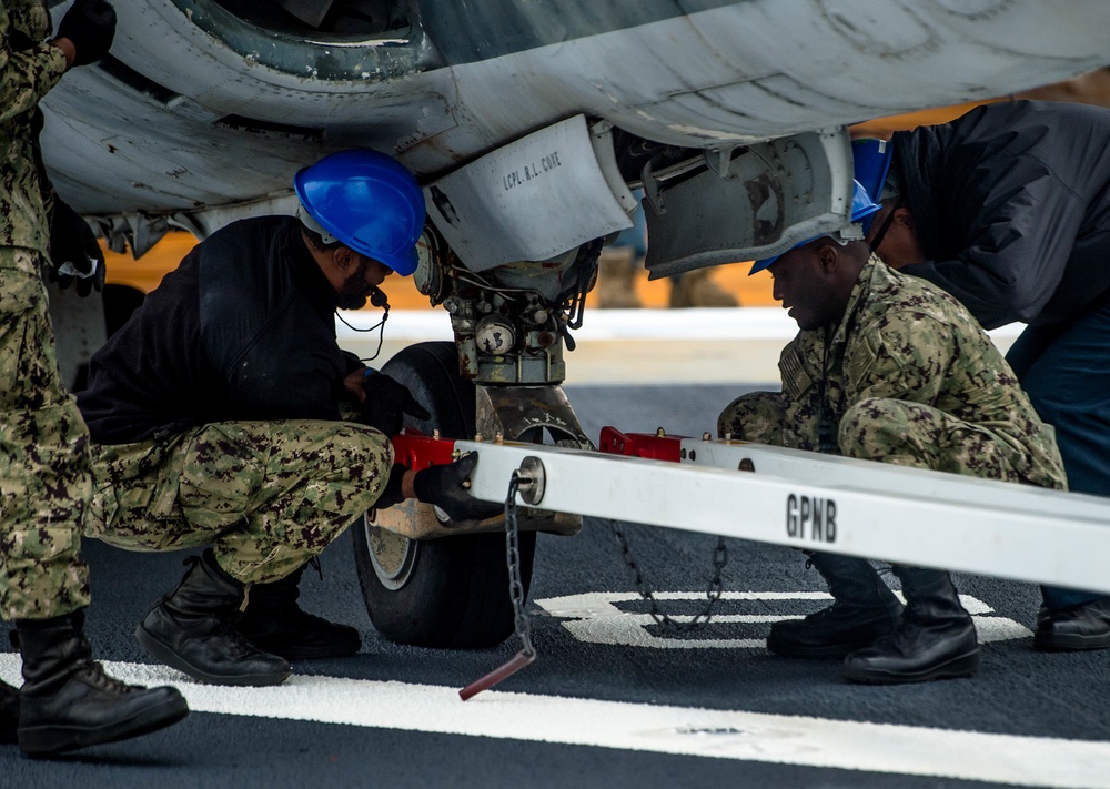 USS Makin Island Aircraft On-load