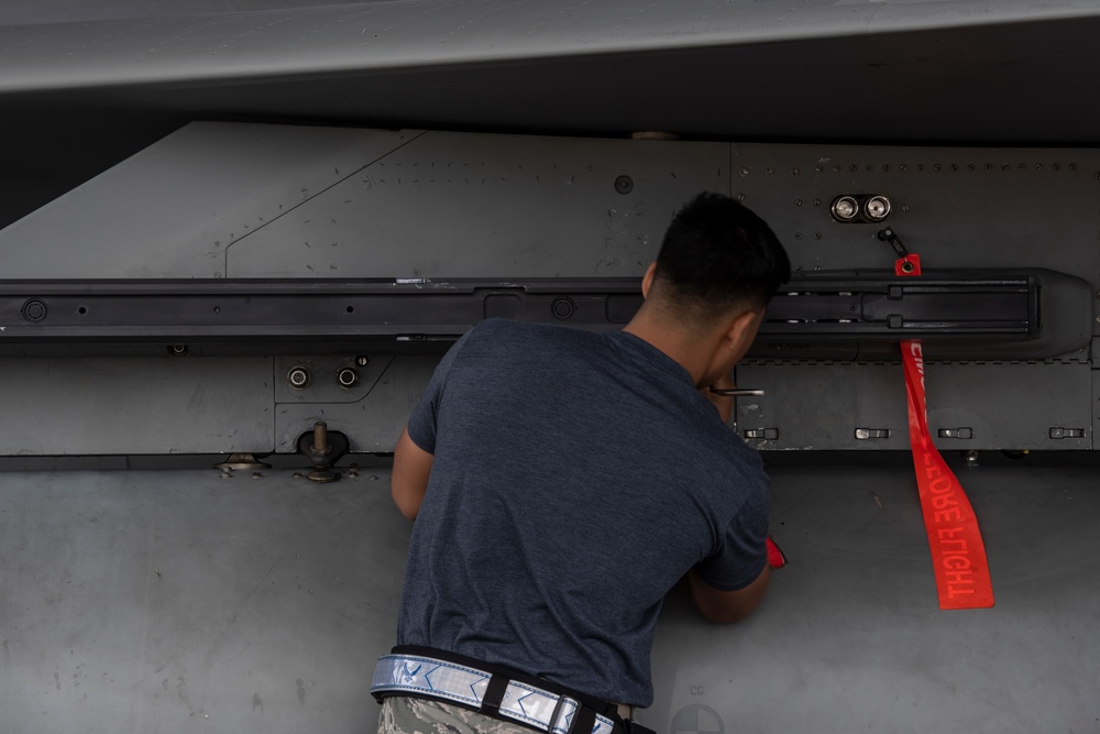 67th and 44th AMU compete in annual weapon load competition