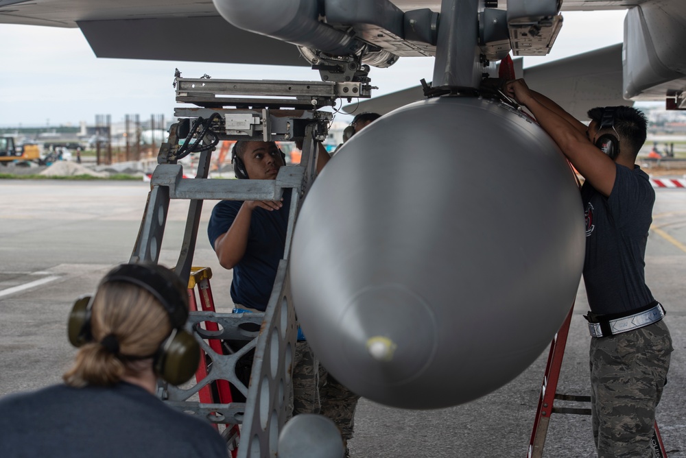 67th and 44th AMU compete in annual weapon load competition