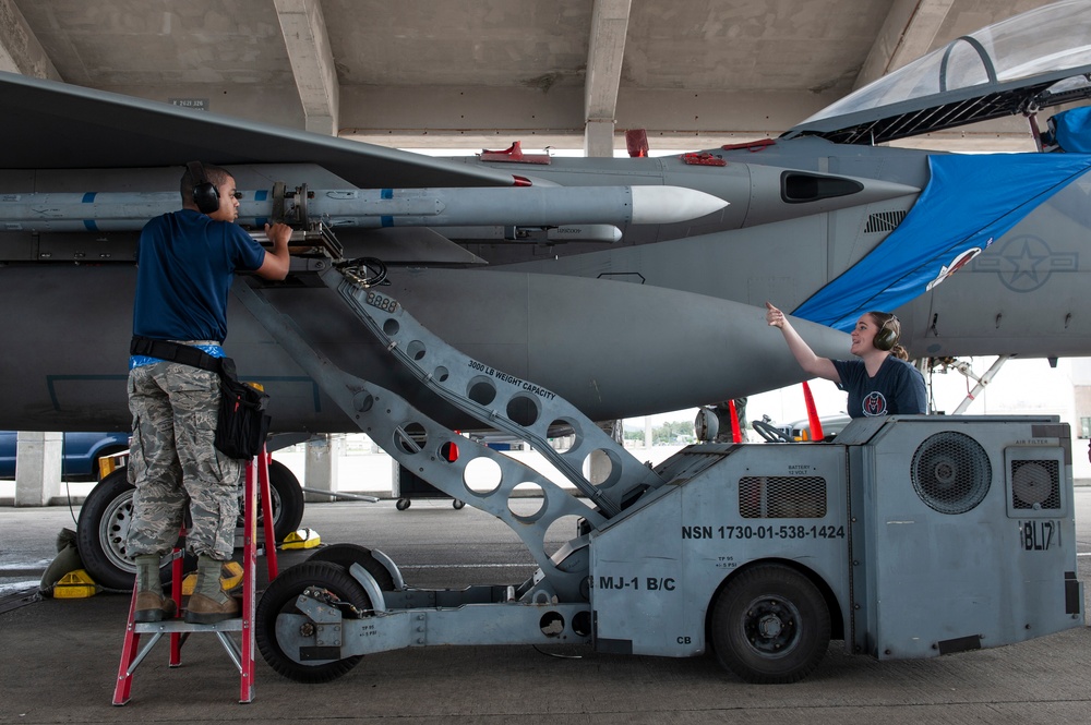 67th and 44th AMU compete in annual weapon load competition