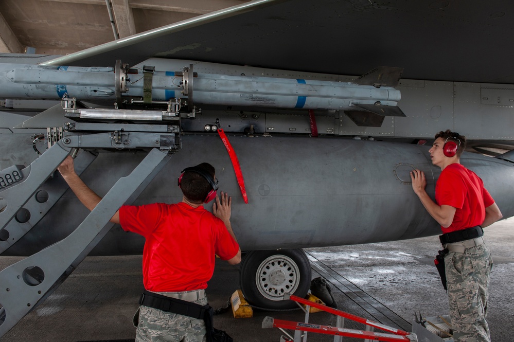 67th and 44th AMU compete in annual weapon load competition