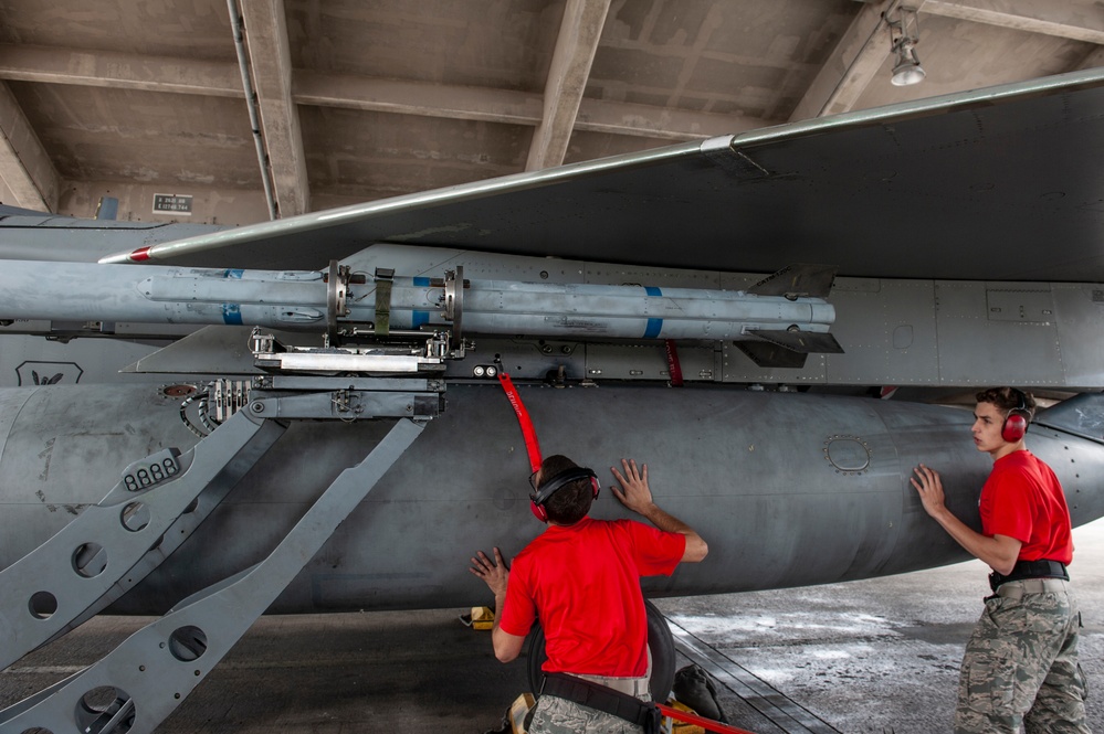 67th and 44th AMU compete in annual weapon load competition