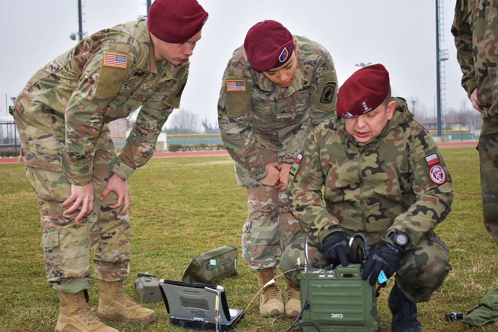 Sky Soldiers learn commo system