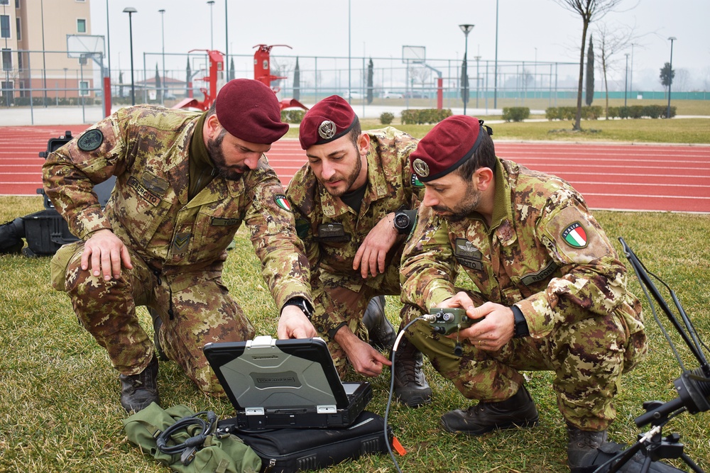 Italian Soldiers learn radios