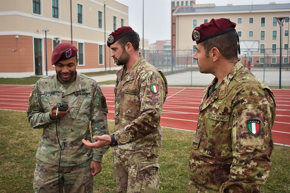 Italian soldiers learn radios