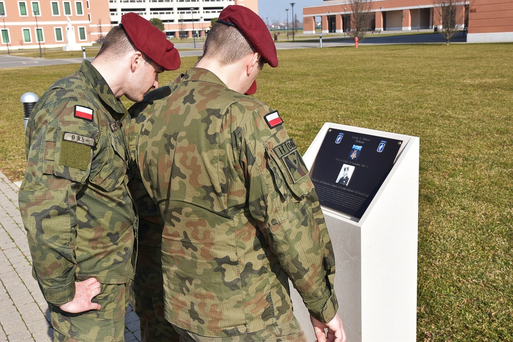 Polish Soldiers read of valor