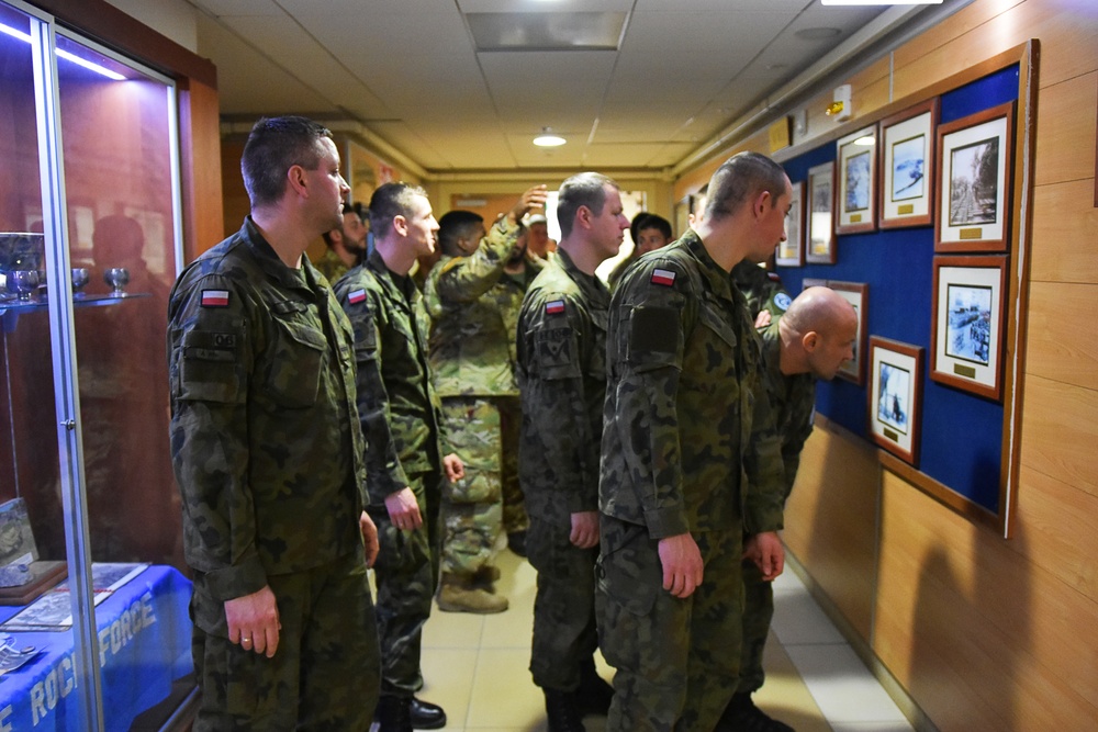 Polish Soldiers read about Sky Soldier history