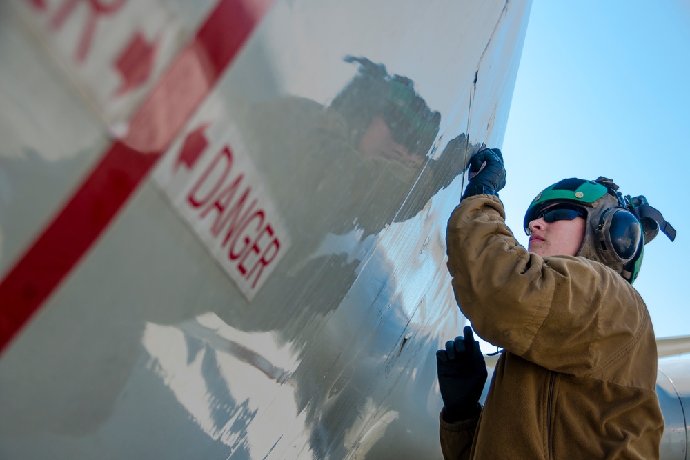 VP-46 maintenance crew maintains aircraft