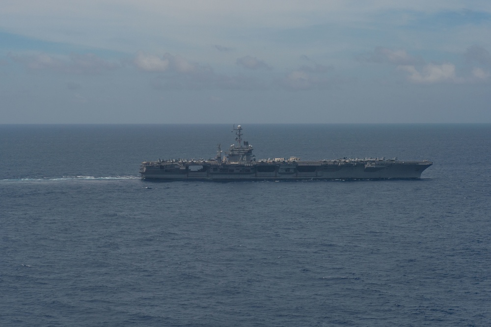 The aircraft carrier USS John C. Stennis (CVN 74) transits the Pacific Ocean