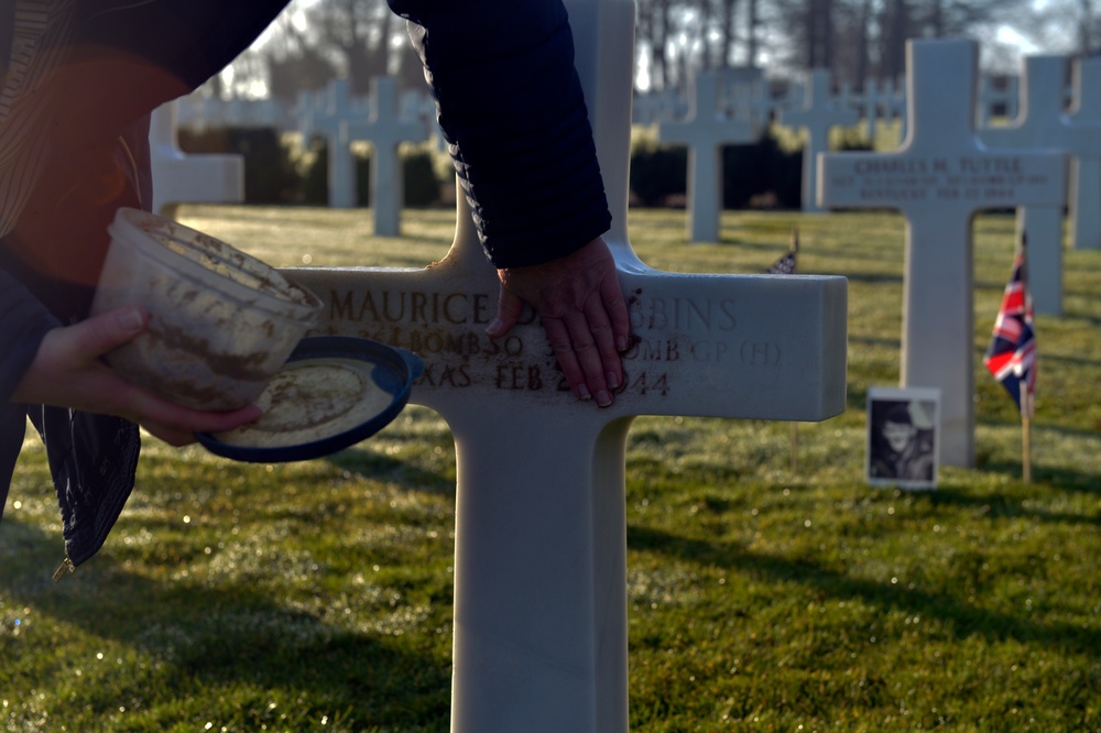 Cambridge American Cemetery holds wreath-laying service in honor of 'Mi Amigo' B-17 crew