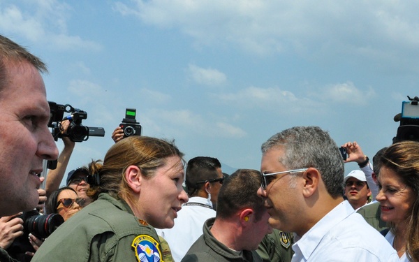 Charleston Reservists deliver humanitarian aid, met by Colombian President, VP
