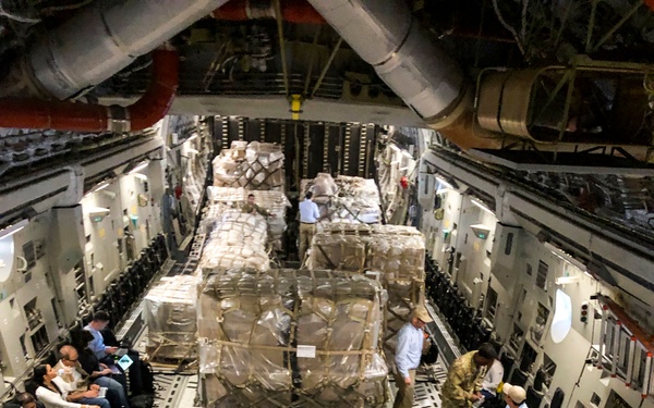 Charleston Reservists deliver humanitarian aid, met by Colombian President, VP