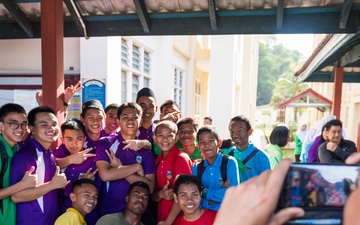 Sailors, Marines Visit Sekolah Menengah Kebangsaan High School