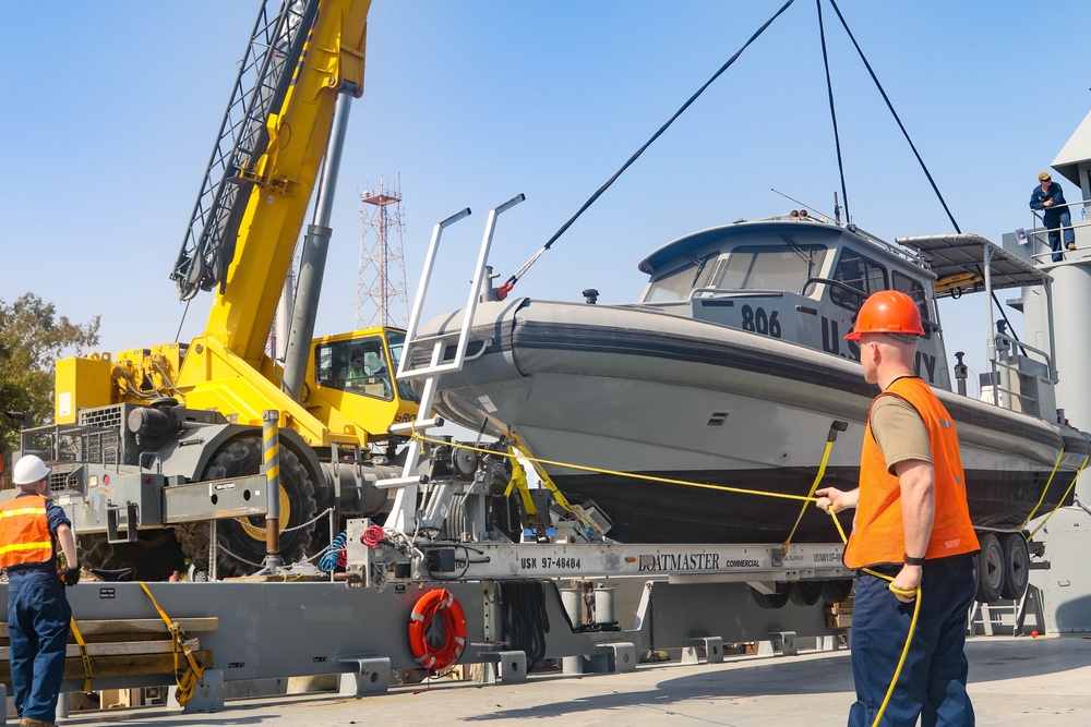 Army Watercraft Moves Navy Equipment