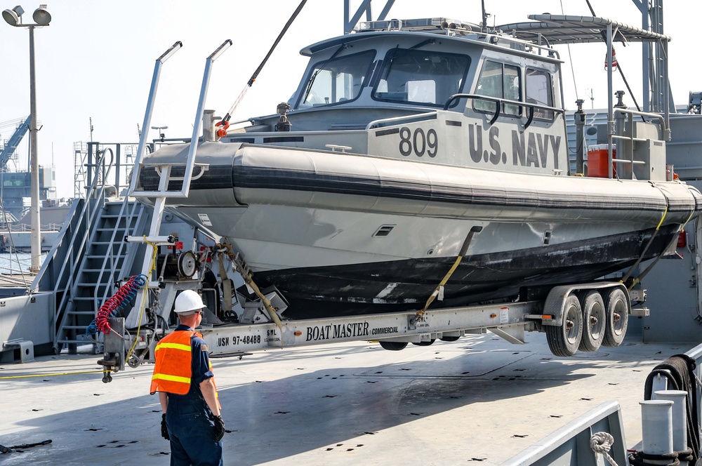 Army Watercraft Moves Navy Boats