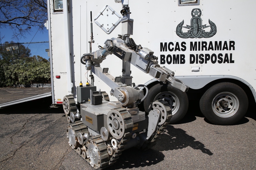 How to train your Robot: EOD Techs teach students