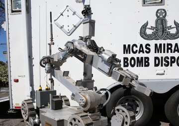 How to train your Robot: EOD Techs teach students