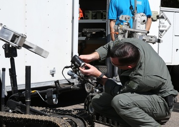 How to train your Robot: EOD Techs teach students