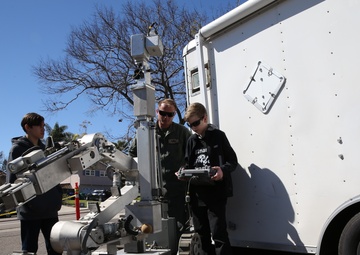 How to train your Robot: EOD Techs teach students