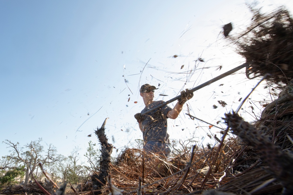 Tyndall Airmen, residents clean local cemetery