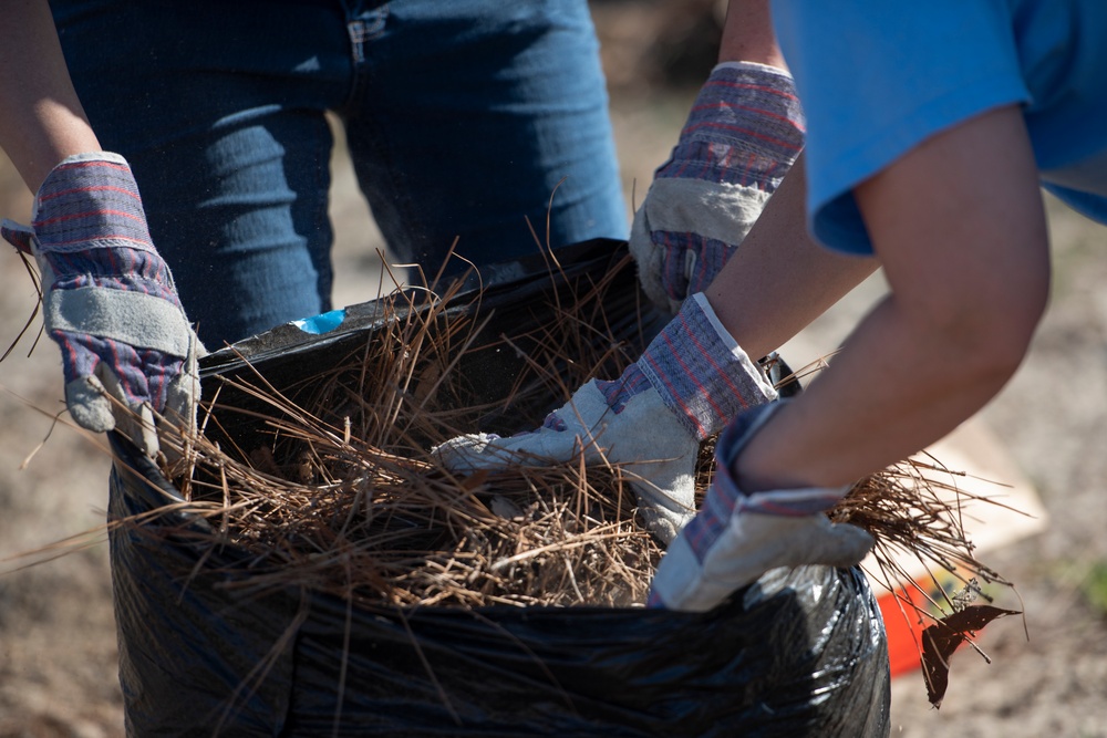 Tyndall Airmen, residents clean local cemetery