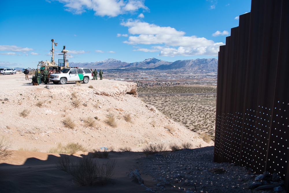 A/SD, CJCS, DHS and NORTHCOM visit US Southern Border