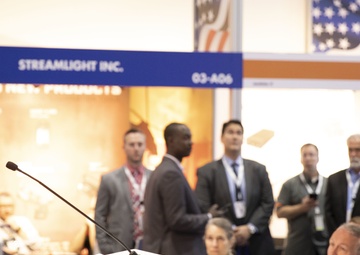 USARCENT Deputy Commanding General Visits Defense Exposition