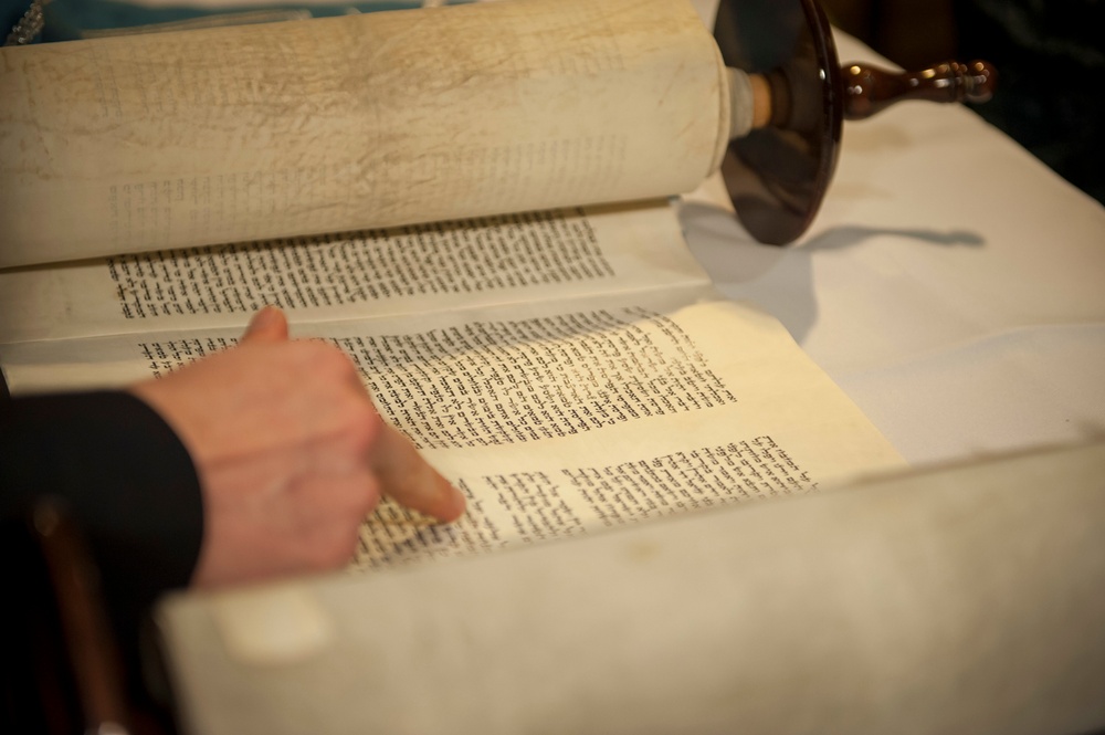 Rabbi Reads from Torah