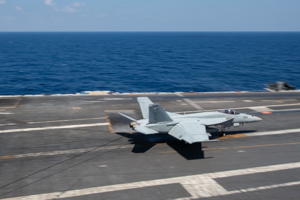 An F/A-18E Super Hornet lands on the flight deck