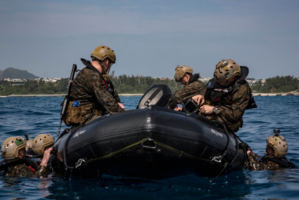 DVIDS - Images - Helo-Casting with 3rd Recon [Image 4 of 8]