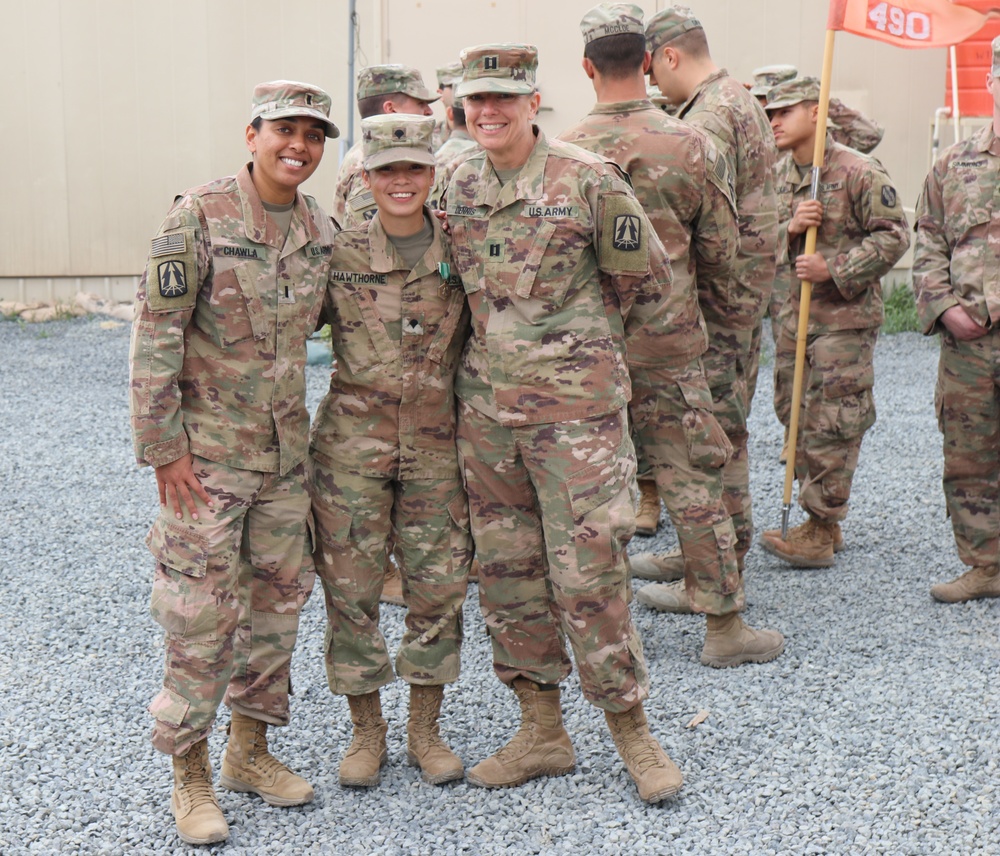 Spc. Hawthorne receives ARCOM for her service