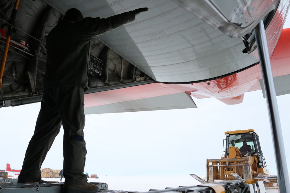 DVIDS - Images - NY Air National Guard's 109th Airlift Wing Supports ...